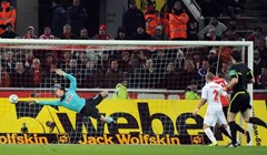 Podolski spasio bod, asistencija Jajala