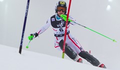 Zettel ispred Maze i Schild, Sofija Novoselić na začelju