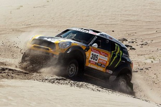 Peterhansel i Despres i dalje vode