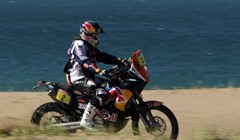 Peterhansel i dalje u vodstvu