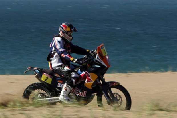 Peterhansel i dalje u vodstvu