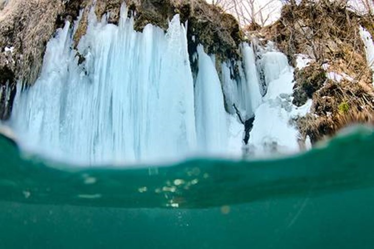 Ispod slapova i leda Plitvičkih jezera