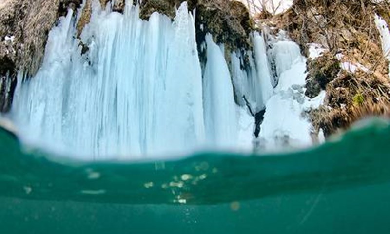 Ispod slapova i leda Plitvičkih jezera