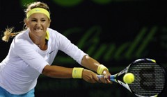 Azarenka pokleknula pred Bartoli