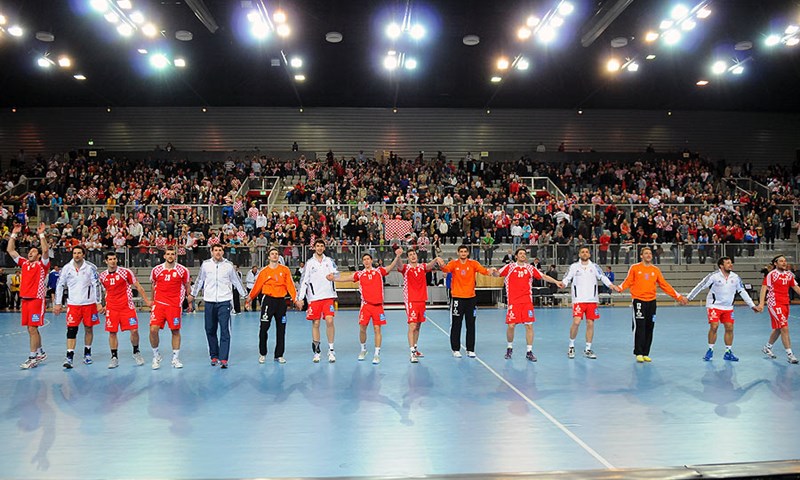 Goluža kombinirao, Hrvati sigurni protiv Latvije