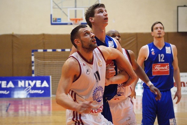 Cibona projurila Baldekinom