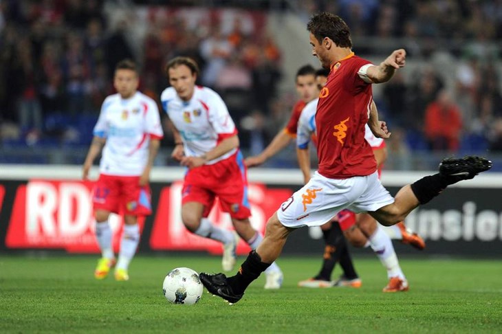 Video: Totti proslavio jubilej, promašio jedanaesterac, zabio dva gola, a Roma opet kiksala