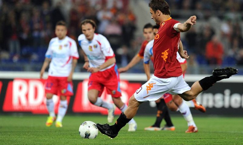 Video: Totti proslavio jubilej, promašio jedanaesterac, zabio dva gola, a Roma opet kiksala