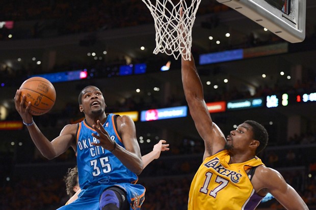 U utakmici sa 70 slobodnih bacanja Lakersi uhvatili priključak s Thunderom