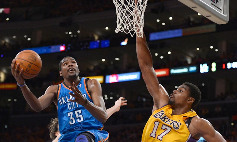 U utakmici sa 70 slobodnih bacanja Lakersi uhvatili priključak s Thunderom