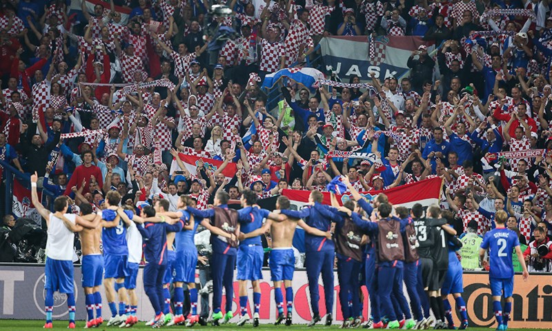 Vatromet na travnjaku, kvadratići na tribinama