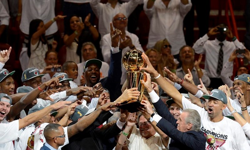 Lakersi se naoružali! Bryant i Durant napadaju Kralja Jamesa