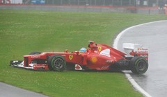 Na potopljenom Silverstoneu Alonso stigao do prvog pole positiona u sezoni