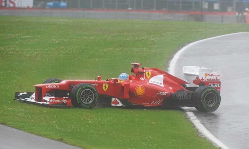 Na potopljenom Silverstoneu Alonso stigao do prvog pole positiona u sezoni