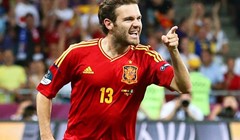 Juan Mata na koljenima... i nastavlja dalje