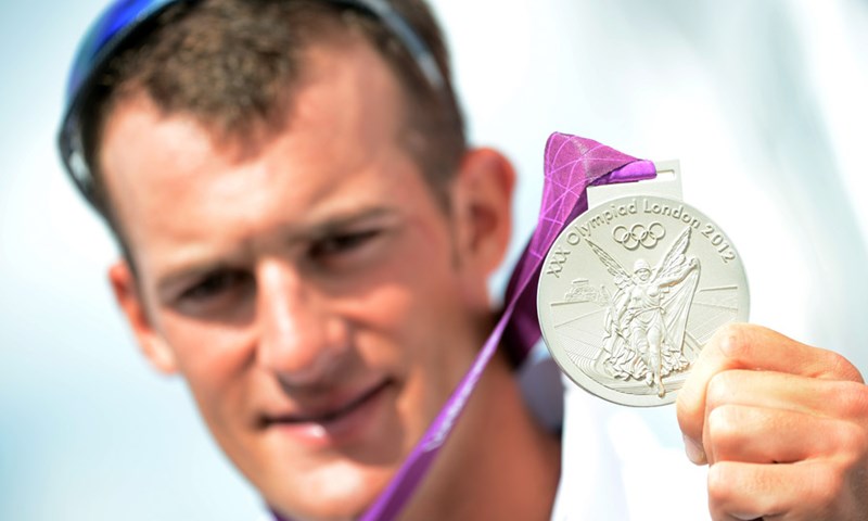Damir Martin nosi hrvatsku zastavu na zatvaranju Olimpijskih igara