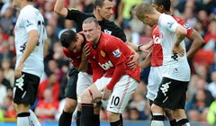 Video: Teške ozljede s travnjaka udaljile Waynea Rooneyja i Brazilca Lucija