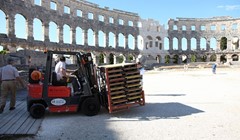 Tegljač i oprema za led stigli u pulski amfiteatar