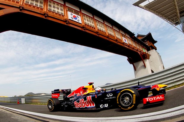 Hamilton najbrži na prvom slobodnom treningu, a drugim dominirali Red Bullovi