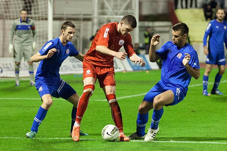 Novi iskorak Crvenih iz Parka mladeži, Pjesnicima nije pomogao ni Ćiro