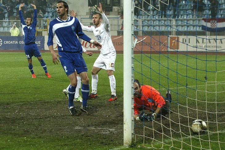 Video: Osijek pao na natopljenom travnjaku Kantride, Cesarec zabio dva pogotka