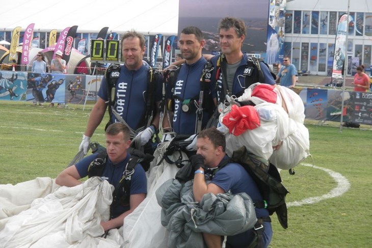 Hrvatska muška padobranska reprezentacija 12. nakon prvog dana SP-a
