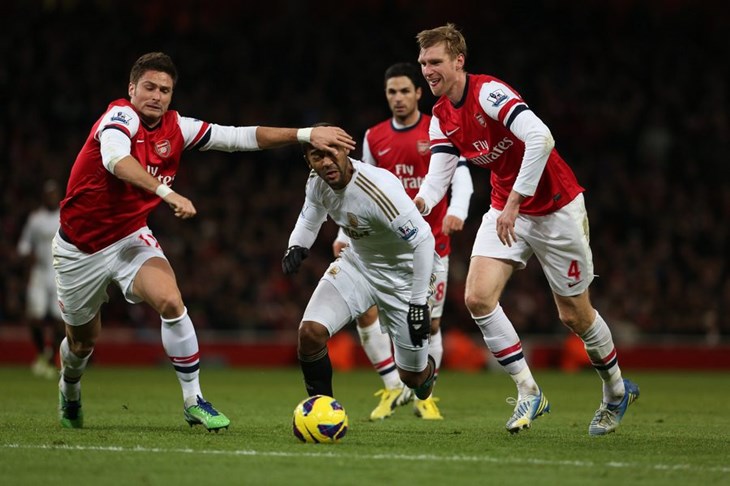 Video: Walcott izvukao Arsenal, Heitinga Everton kod drugoligaša, blamaža QPR-a