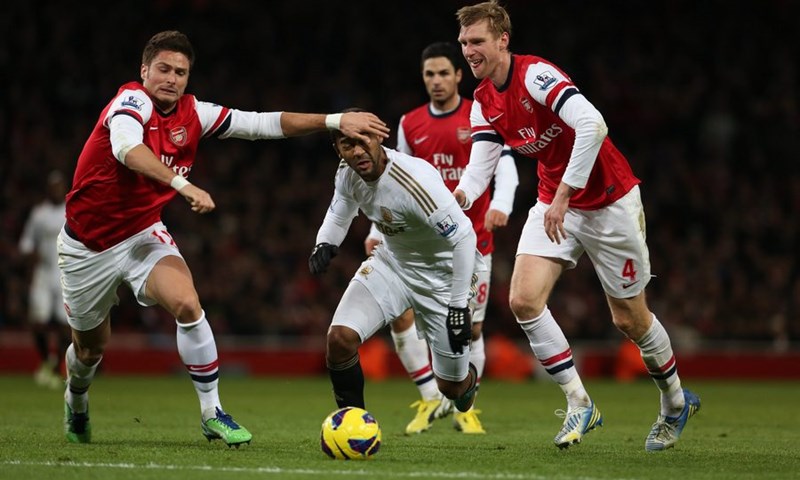 Video: Walcott izvukao Arsenal, Heitinga Everton kod drugoligaša, blamaža QPR-a