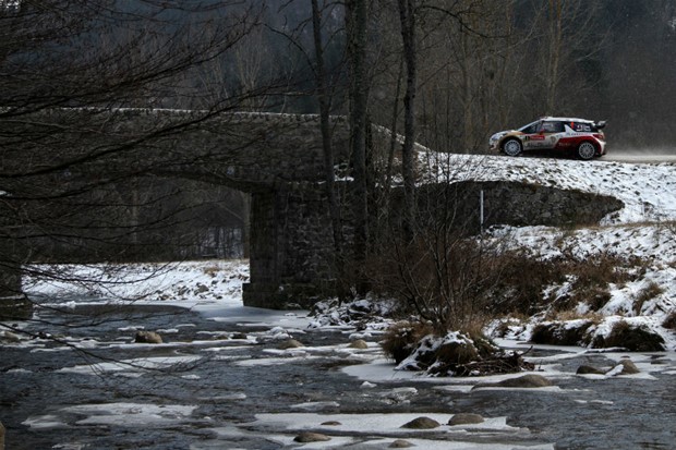 WRC: Loeb i dalje uvjerljivo vodi u Monte Carlu, usput uživa i u krajoliku