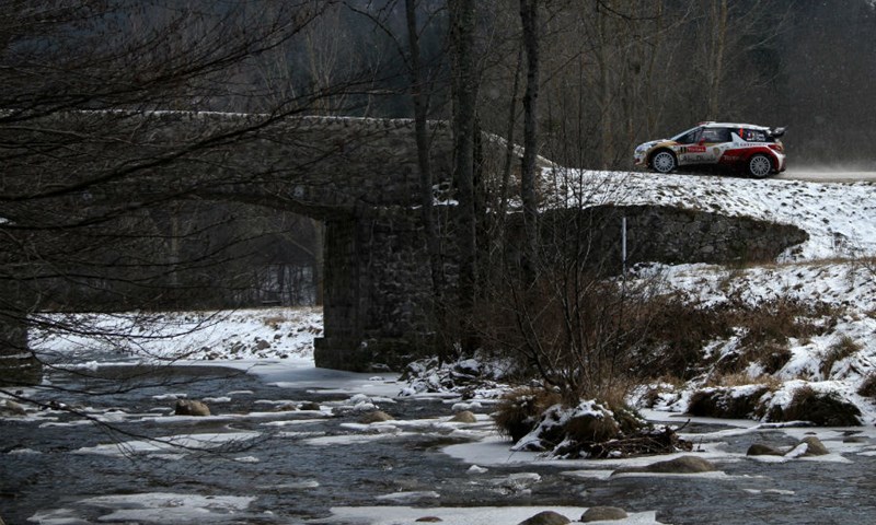 WRC: Loeb i dalje uvjerljivo vodi u Monte Carlu, usput uživa i u krajoliku
