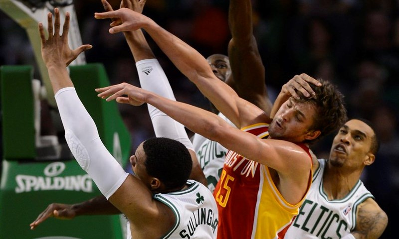 Video: Celticsi pokvarili debi Dereka Fishera na klupi Knicksa, Nurkiću 15 skokova protiv Thundera