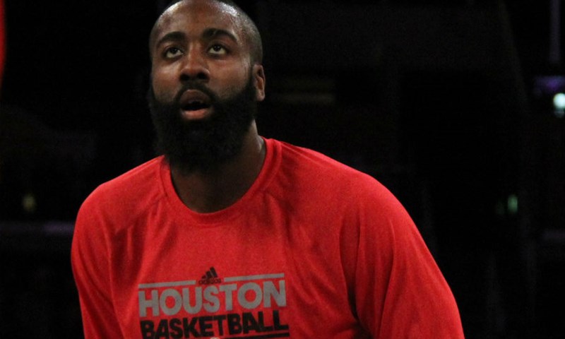 Video: Jamesu Hardenu utakmica kazne zbog udarca u LeBronovo međunožje