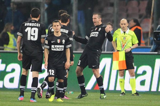 Video: Juventus remijem kod Napolija zadržao šest bodova prednosti na vrhu Italije