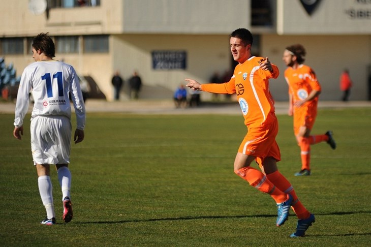 Dugopolje i Šibenik na vrhu, Hrvatski dragovoljac i Imotski u teškoj situaciji