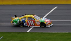 Video: Kyle Busch iskoristio sudar u posljednjem krugu i odnio pobjedu u Fontani