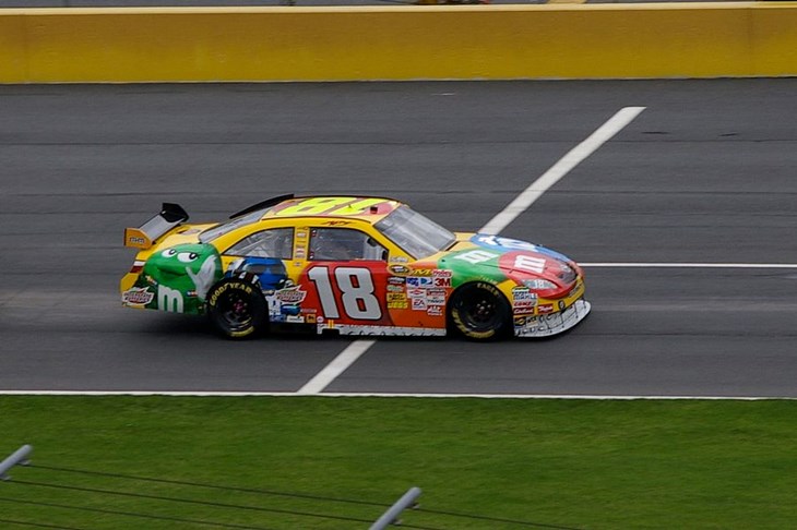 Video: Kyle Busch iskoristio sudar u posljednjem krugu i odnio pobjedu u Fontani