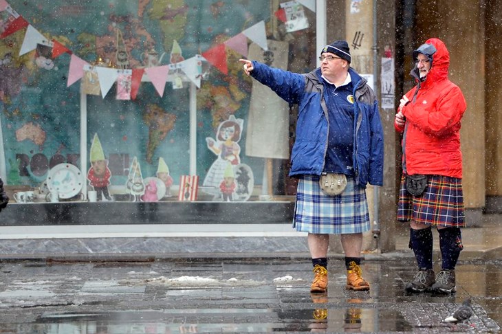 Ipak se igra u Novom Sadu, Srbi i Škoti očistili travnjak