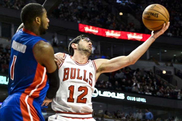 Ne može sa slobodnog bacanja, ali može sa svoje polovice