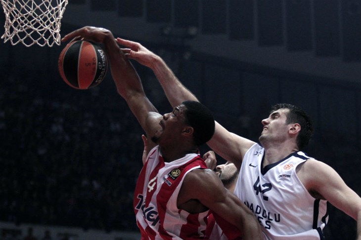 Fanatični Olympiakos "okrenuo" Baraćev Efes u drugom poluvremenu i osigurao Final Four