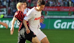 Video: Južnokorejac srušio Eintracht, Lakić dobio jedno poluvrijeme