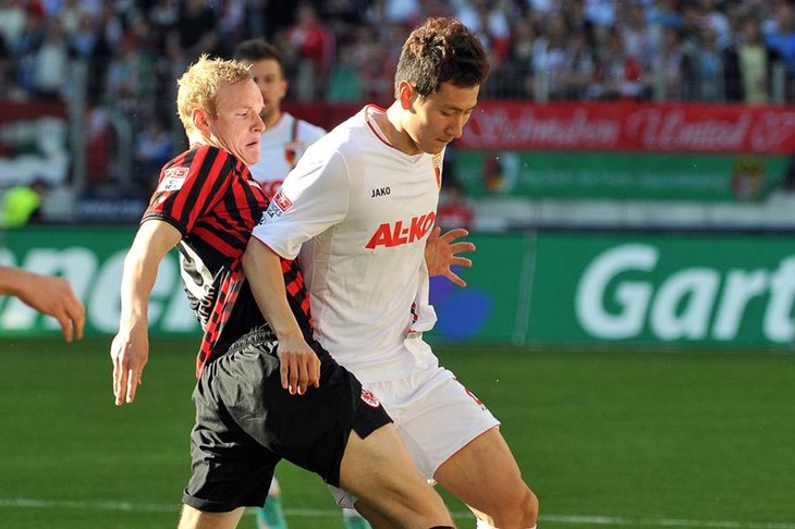 Video: Južnokorejac srušio Eintracht, Lakić dobio jedno poluvrijeme