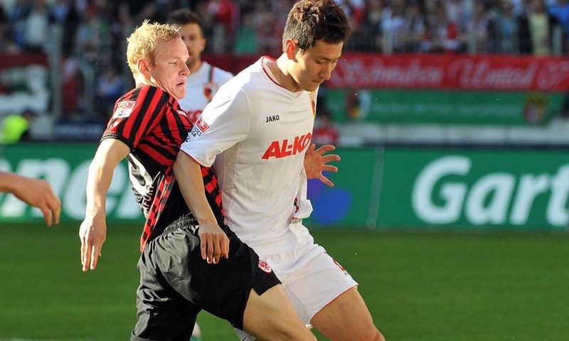 Video: Južnokorejac srušio Eintracht, Lakić dobio jedno poluvrijeme