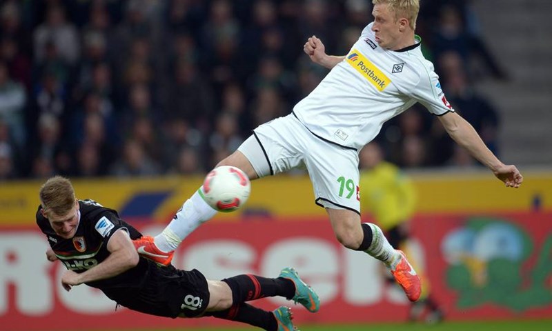 Video: Borussia (M) preko bijele točke bliže Europi, Augsburg s igračem manje praznih ruku