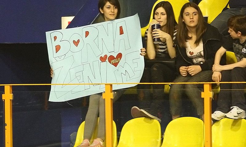 S leda pred oltar
