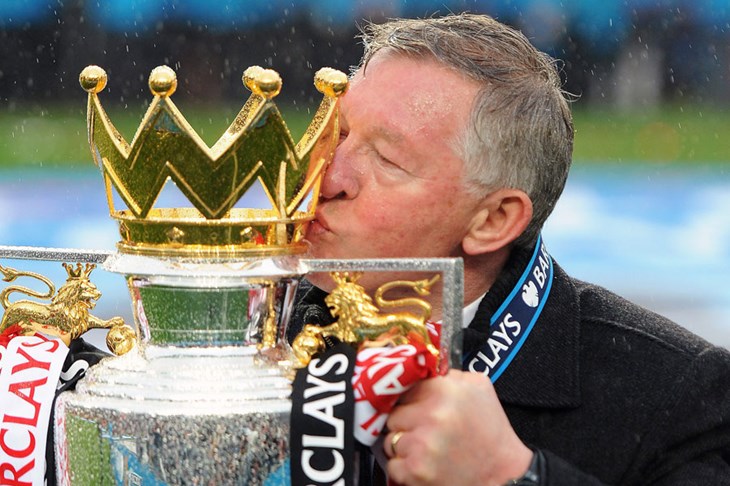 Nasmijani sir Alex Ferguson u društvu škotskih navijača čekao utakmicu