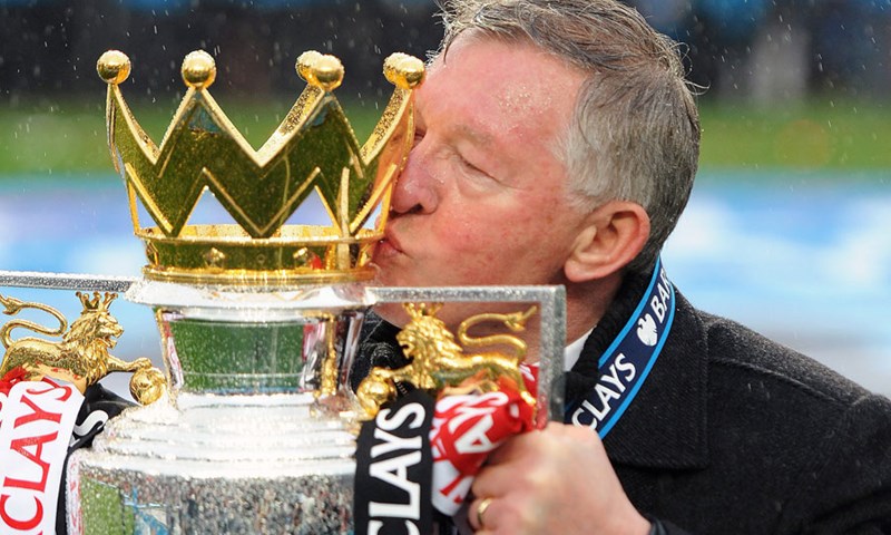 Nasmijani sir Alex Ferguson u društvu škotskih navijača čekao utakmicu
