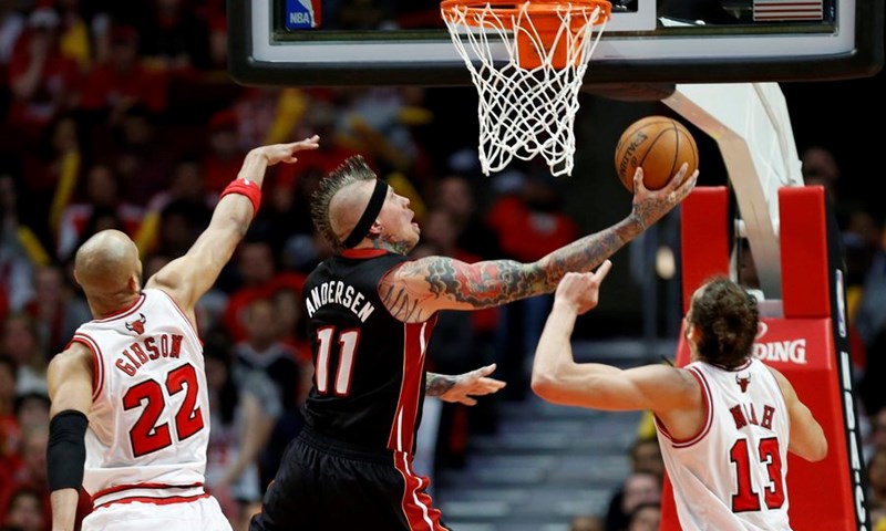 Video: Neraspoloženi Bullsi bez šanse protiv Heata, Grizzliesi u produžetku slomili Thunder