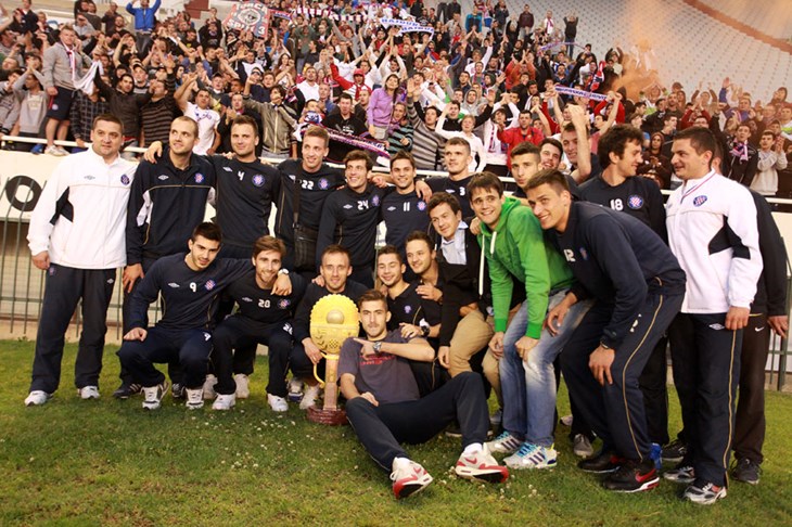 Foto: Hajdukovci u zoru stigli na Poljud, dočekalo ih tisuću navijača