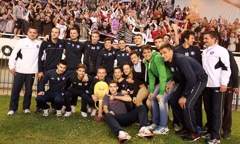 Foto: Hajdukovci u zoru stigli na Poljud, dočekalo ih tisuću navijača