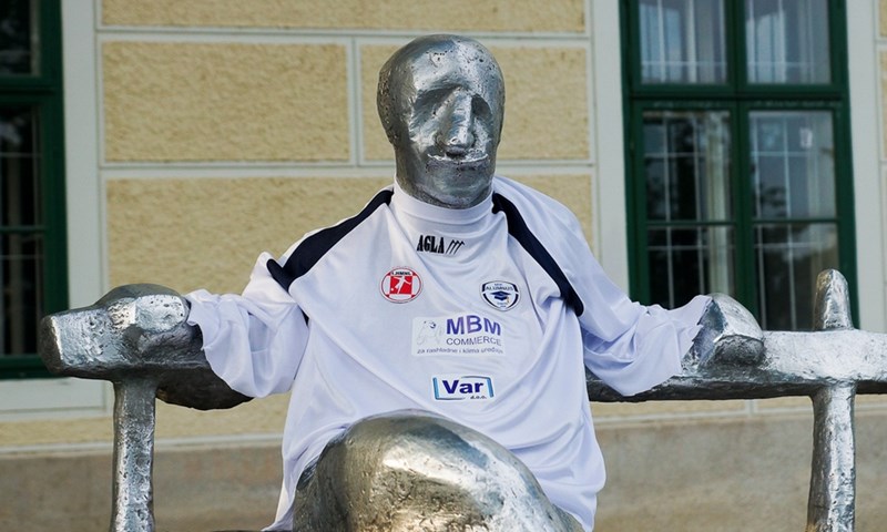 Fanatici futsala okitili poznate zagrebačke kipove dresovima Alumnusa